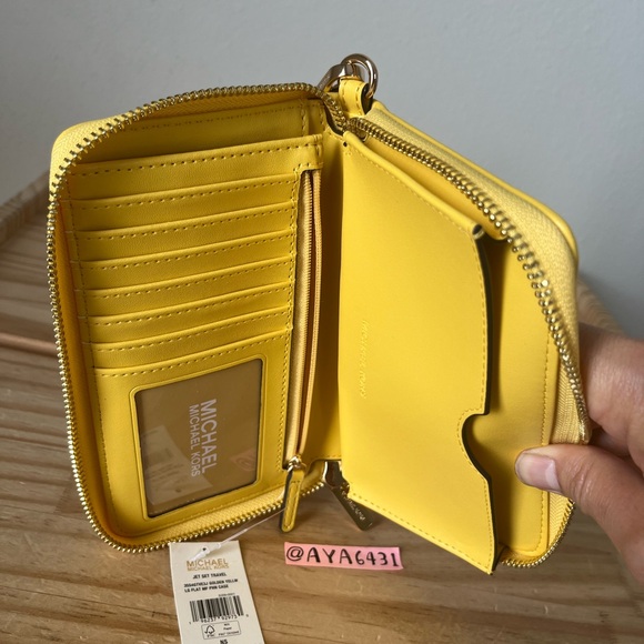 Michael Kors Wallet🎈🎈 - Picture 5 of 7